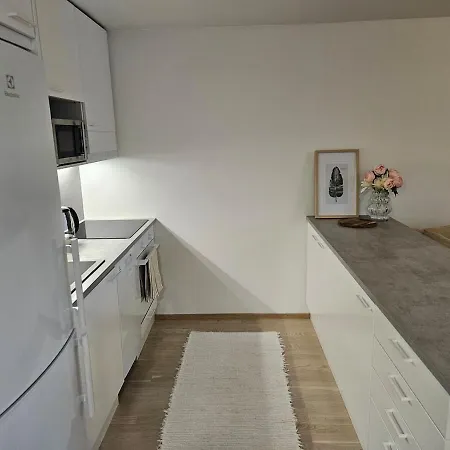 Stylish Floor Ap, With Private Parking, Next To A Tram Stop דירה